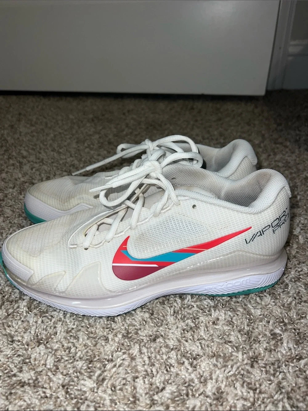 Nike Vapor Pro Tennis Shoes White Athletic Shoes with Teal & Red Swoosh Sz 8.5